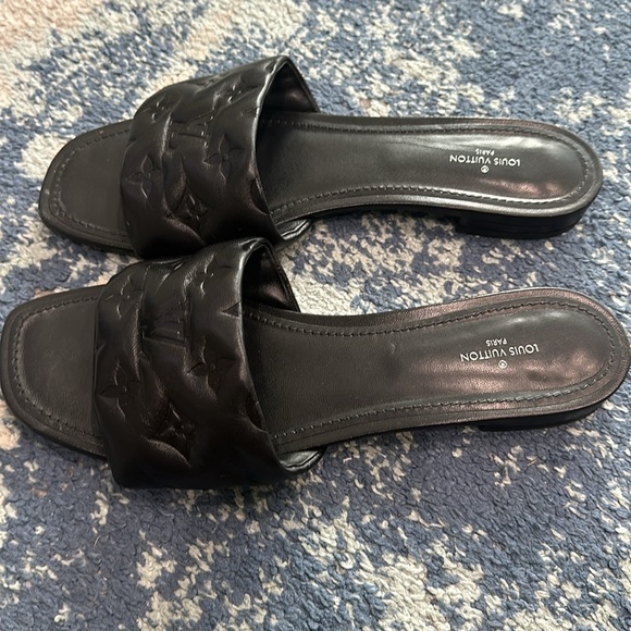 AUTHENTIC!! Great Condition!! Louis Vuitton Black leather flat mules. SIZE 40! - Picture 2 of 5